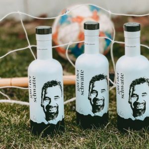 3* DerSchwatte Gin in einem Fußballtor