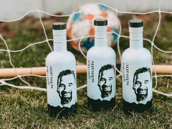 3* DerSchwatte Gin in einem Fußballtor